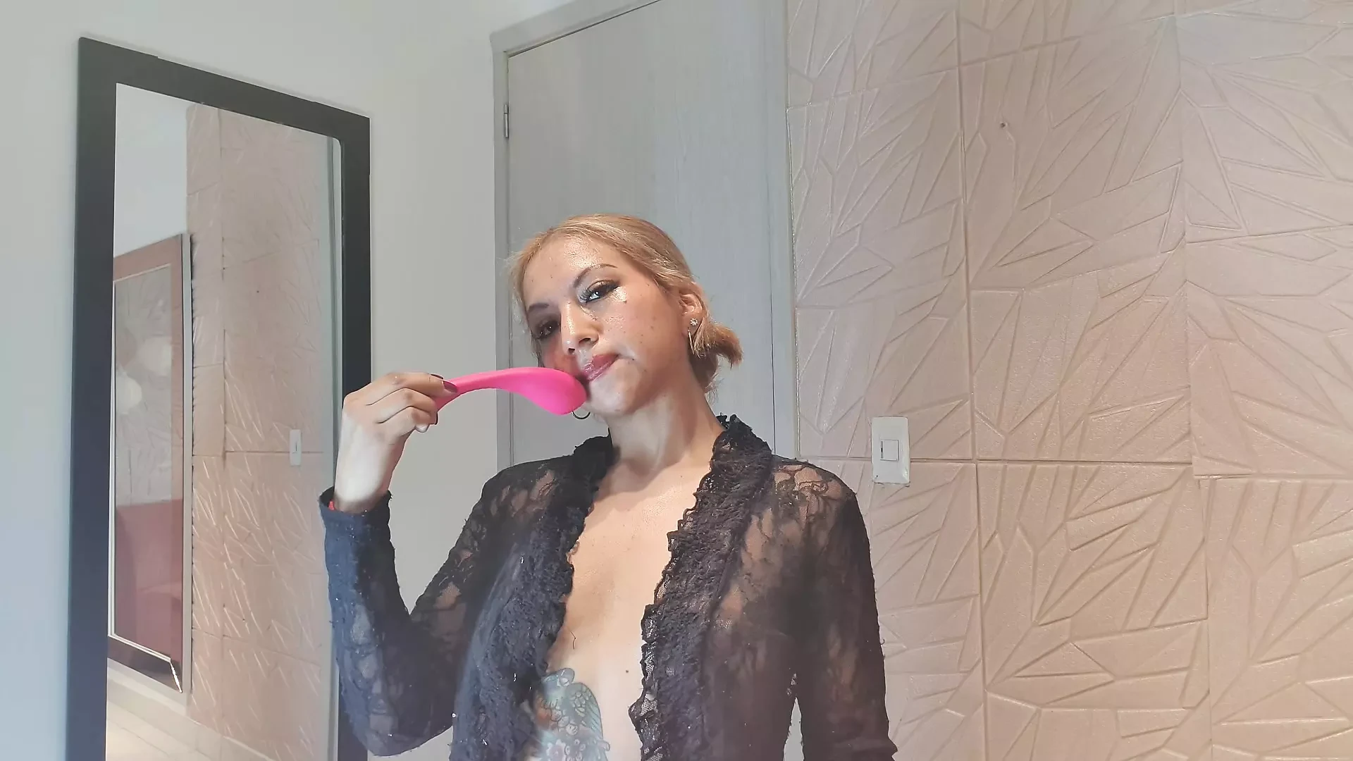 J’ai besoin d’une bite pour me sucer