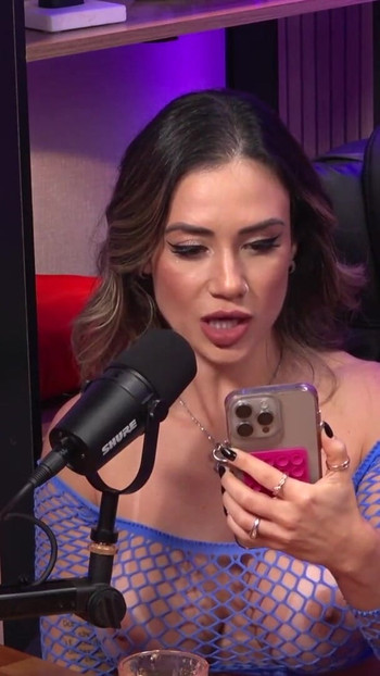 Σαγηνευτική στιγμή από το "What I like more in the bed"