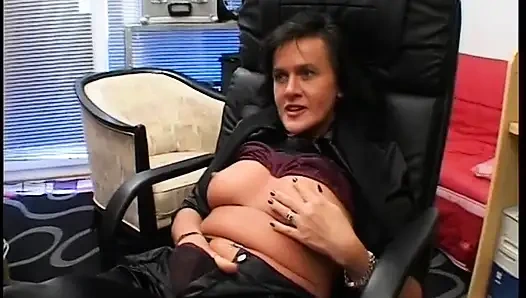 Brünette sekretärin, milf wird in pov geknallt