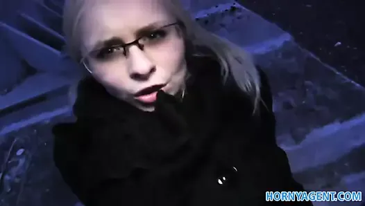 Hornyagent трахается на улице с сексуальной блондинкой в ​​очках