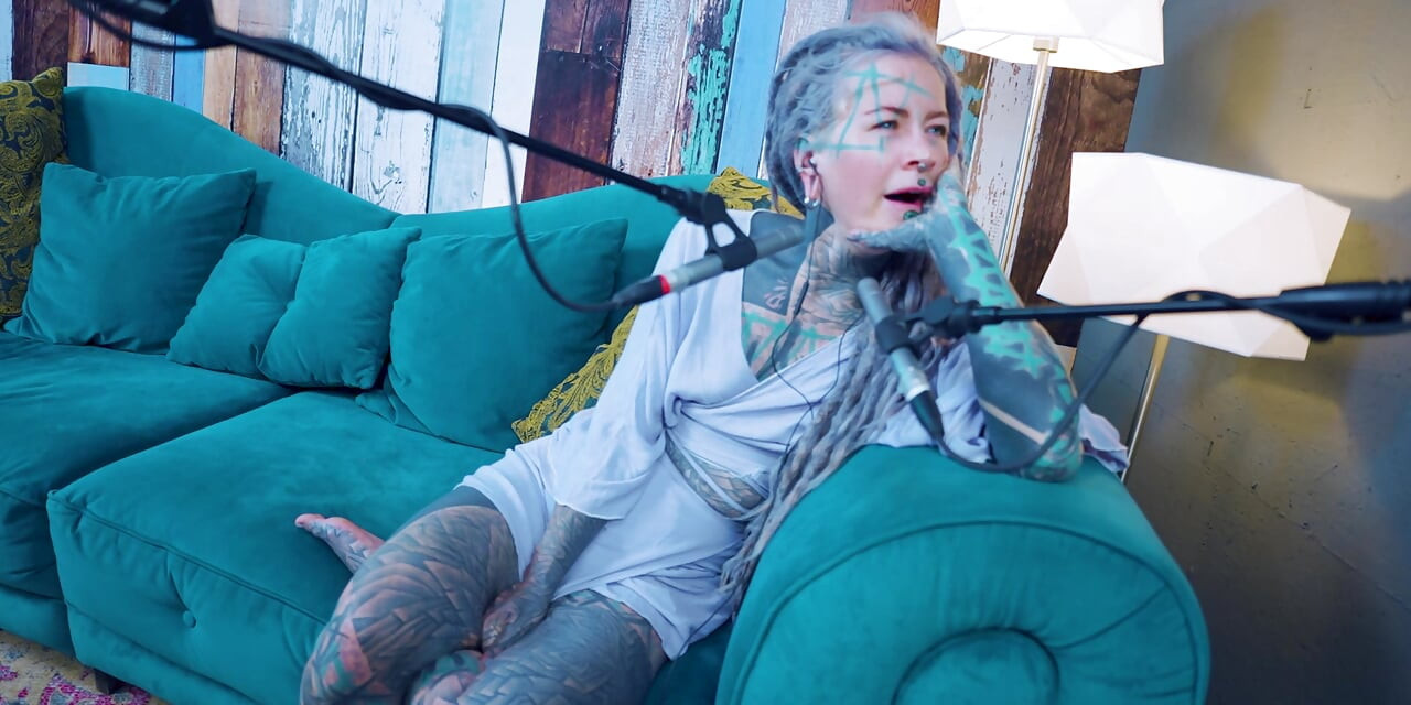P hakkında konuşuyorum - tutku - asmr podcast sfw konuşuyor gotik sıska kız dreadlocks dövmeli model dövmeli kız