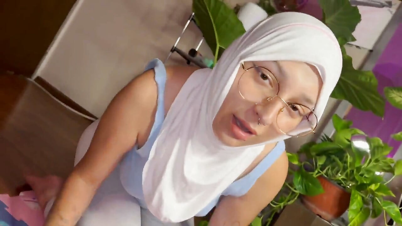Ibu tiri berhijab pengen ngasih makan sama kamu