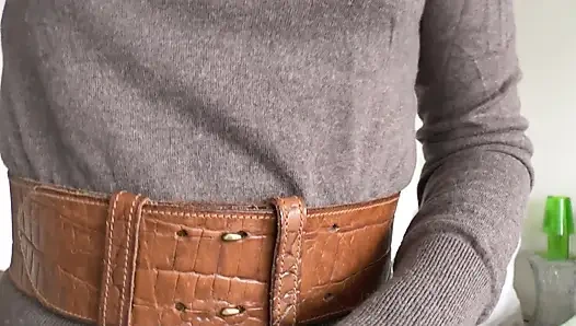 Pas pakai ikat pinggang di ruang tamu, bagian 2, lady victoria valente