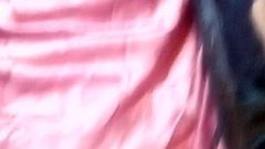 Silky Jay usando camisola de cetim rosa