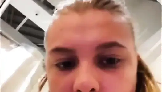 Herkesin içinde amını parmaklıyor