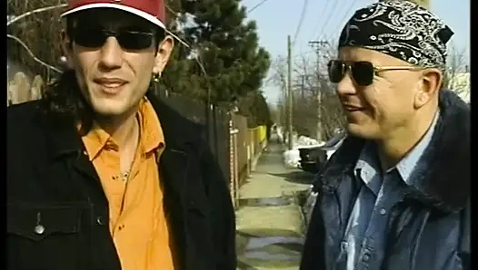 Remaja amatir datang ke rumahnya untuk minum kopi