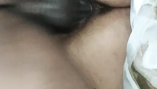 Dost ki biwi ghar pe akele gulabi panty me