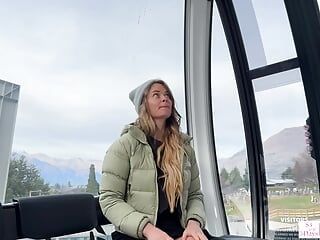 Pacar amatir seksi mengisap kontol orang asing dalam perjalanan gondola