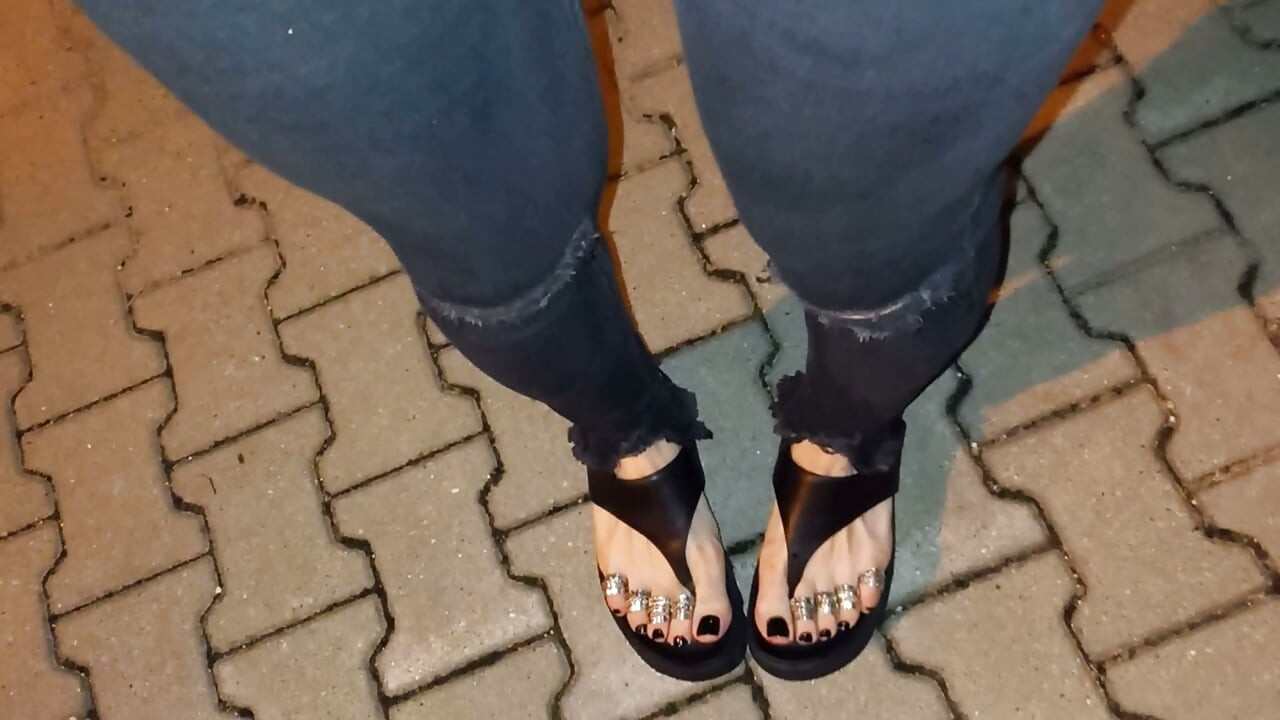 Moje gorące stopy crossdressera drażnią twarde kutasów podczas nocnego spaceru