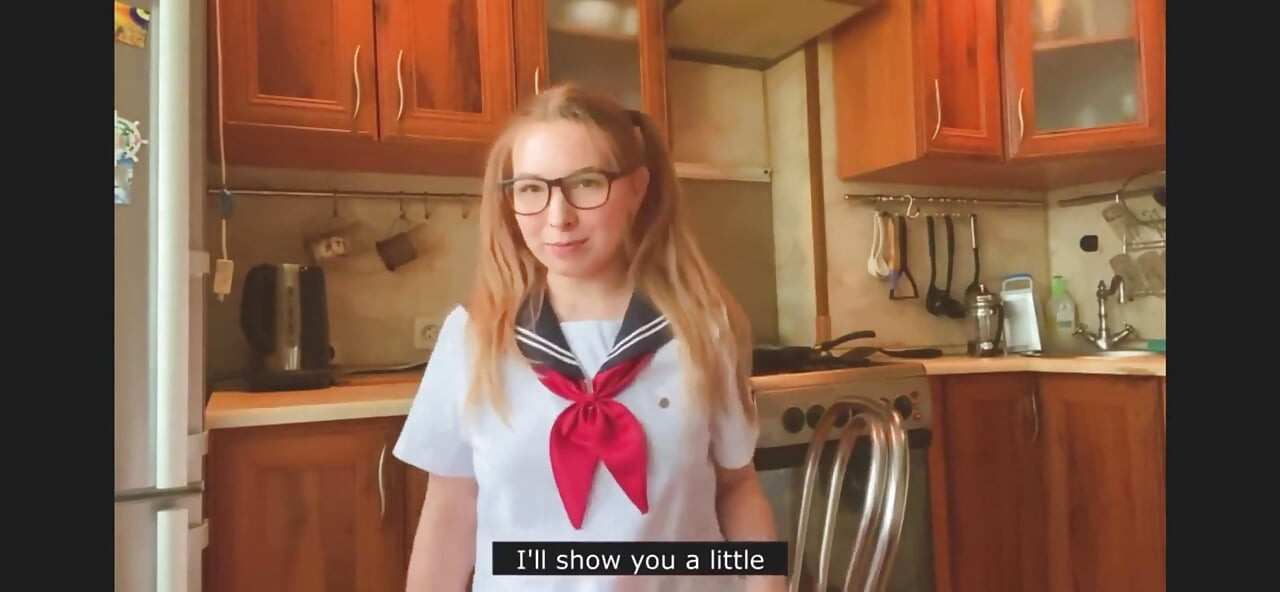 Mlada lepotica u japanskoj koledž uniformi masturbira u kuhinji i ćaska sa vama