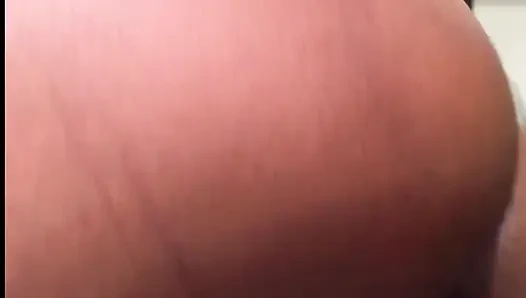 Versautes zimmermädchen braucht hilfe beim putzen