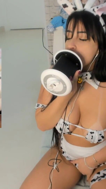 Uzbudljiv trenutak iz "ASMR INTENZIVNOG Seksi Latina u kravljem cosplayu stenje prljavo govoreći, tuširanje spermom po velikim sisama"