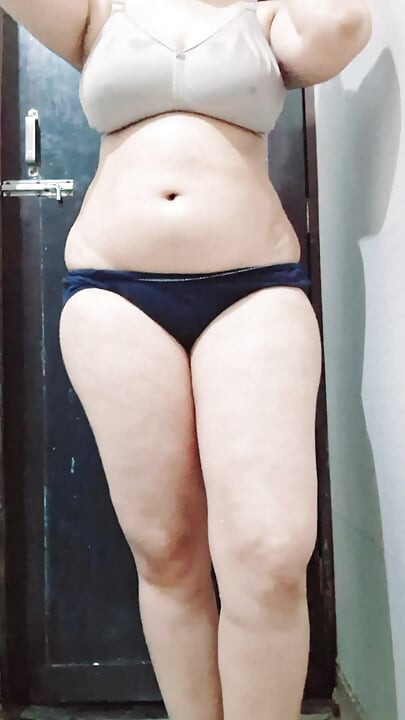 Une petite amie indienne se fait baiser brutalement, doigtage anal en se baisant