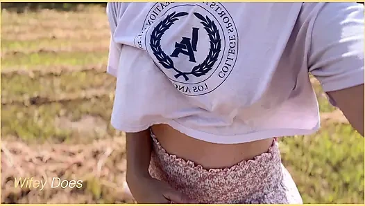 Женушка любит светить своими идеальными сиськами