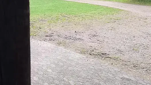 Brüste schlagen auf dem Sportplatz