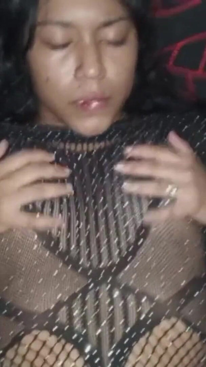 VIDEO AMATIR - AKU MEREKAM DIRIKU SENDIRI DENGAN TETANGGA VENEZUELAKU YANG CANTIK, AKU MEREKAM DENGAN PONSELKU BAGAIMANA AKU MENIDURINYA - PORNO DALAM BAHASA SPANYOL | Klip 1