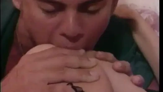Olgun esmer kıllı amcığını siktiriyor