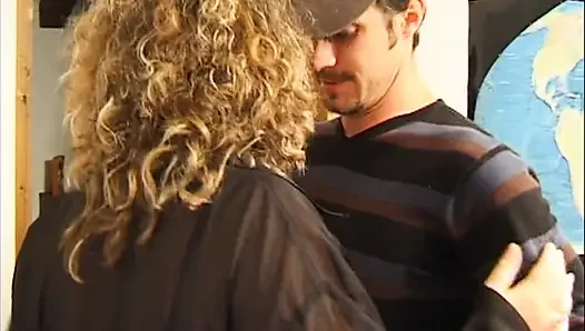 Reife blonde MILf wird von geilen hengsten in wilden dreier tief gefistet