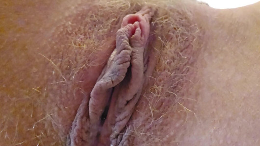 Gros plan extrême de ma chatte blonde poilue et de mon clitoris