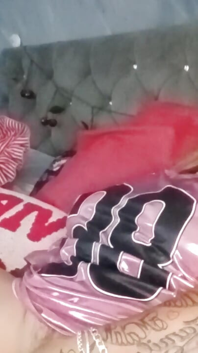 Cewek hot rambut pink lagi asik muasin memeknya pakai mainan seks fisting