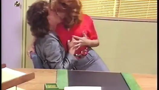 Sehr sexy sekretärin fickt muschi im büro