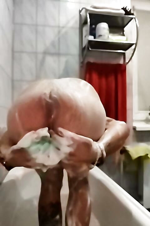Na banheira, o pau assume o controle