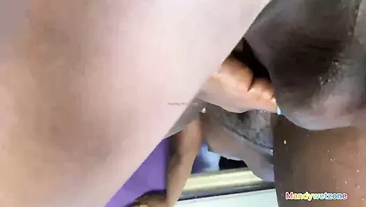 Aku pergi ke rumahku di akhir pekan dan ngentot tunangannya habis-habisan di toilet!