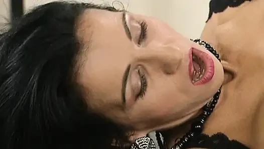 Pelacur Jerman kantor berbagi kontol besar di pesta seks yang luar biasa