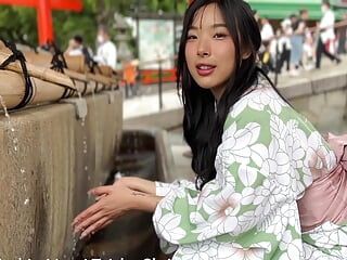 O fată asiatică în kimono este futută în Japonia și umplută cu spermă