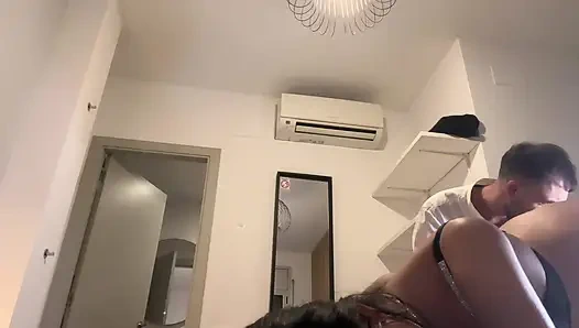 Genç esmer Kore Fox orgazm olana kadar mastürbasyon yapıyor (kamera arkası)