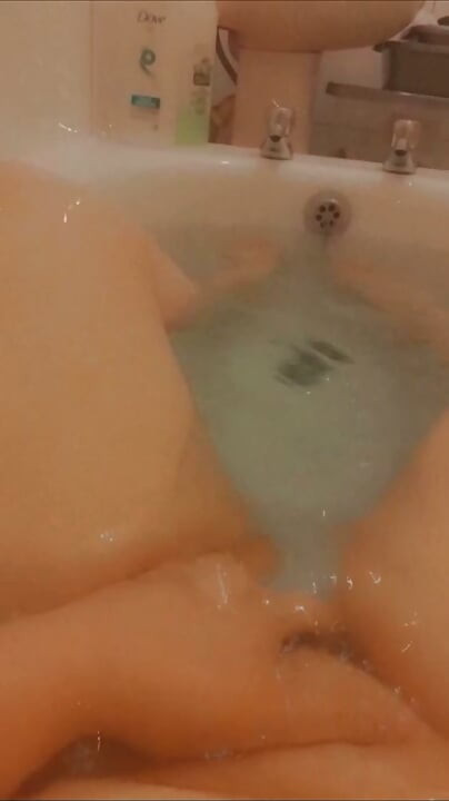 BBW plays in the bath