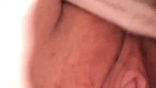 Sinsice doruğa sahip orta yaşlı seksi kadın amcık parmakla tek başına oynuyor