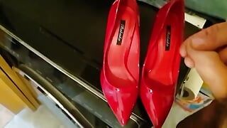 I tacchi alti rossi della mia fidanzata sborra