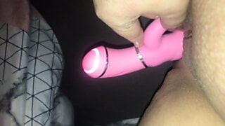 Bonito coño juega con vibrador