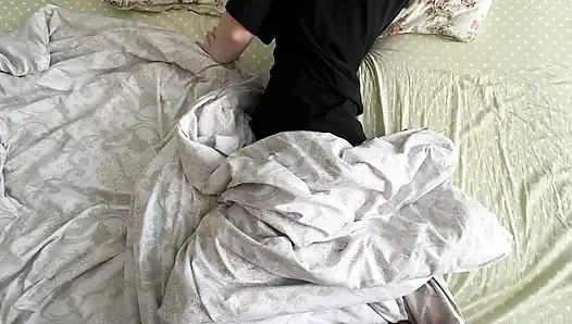 Ebeveynler işteyken ateşli üvey kız kardeşimi sikiyorum