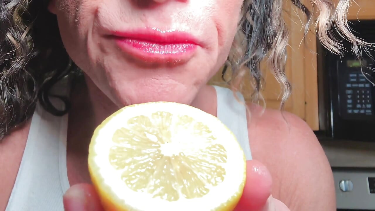 O mamă sexy musculoasă ingerează zdrobind devorarea încornoratului din bucătărie