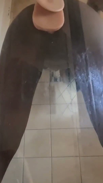 La desi tatuada se coge con un consolador de ventosa en la puerta de la ducha | Clip 1
