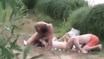 Муж Снимает На Видео Как Отдыхая На Природе Его Жена С Подругой Делают Минет Его Другу В Пруду