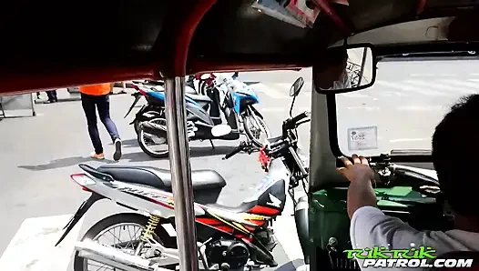 Kiwi manis yang lezat menikmati ngentot orang asing