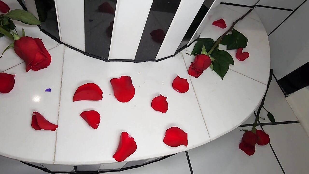 אשת חלומות לקסי לאב מאחורי הקלעים צילומי אמבטיית חלב!