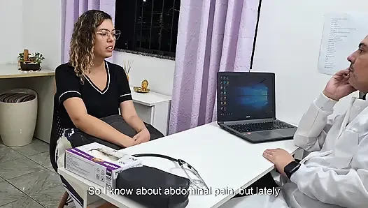 Pemeriksaan medis perut pasien di kantor dokter.