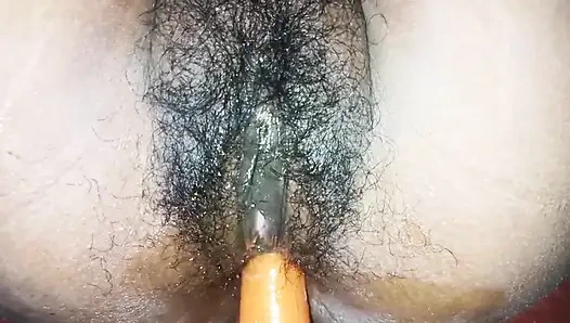 bhabhi ke bur me tel lagakar gajar dal diya