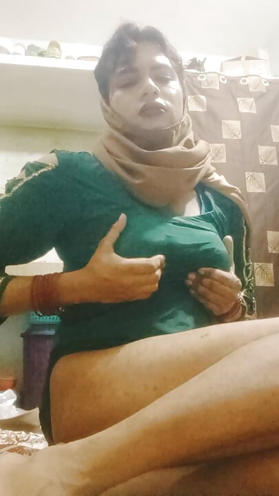 Green suit main sexy dikhti hui urvashi rani