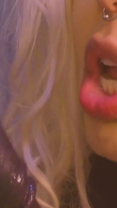 POV: 夫にチンポのしゃぶり方を教える - バイセクシャル奨励 | クリップ 1