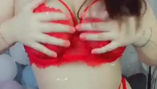 Wanita menawan dengan baju merah