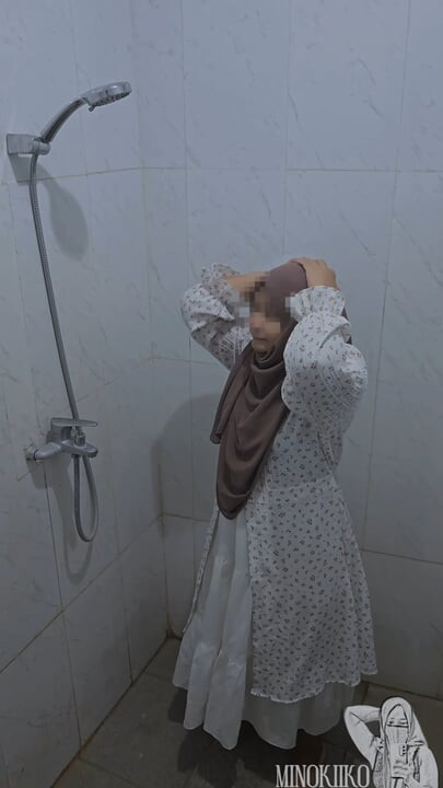 Hijab College Girl Take A Shower and Fucked by Landlord