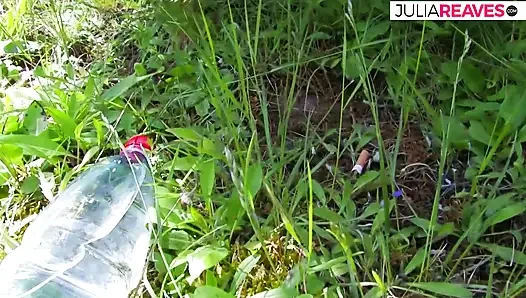 Сексуальная крошка жестко скачет на огромном члене во время пикника