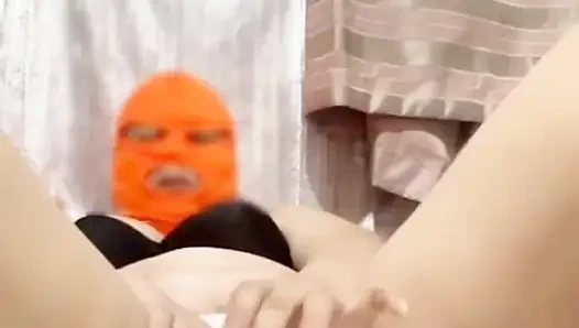 Ehefrau beobachtet mein video, während sie solo macht