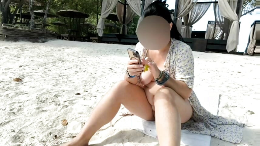 Tôi đang nằm phơi nắng khỏa thân trên bãi biển...