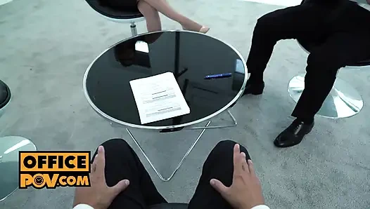 Ofis kızı anlaşmayı kapatmak için sikişiyor ve döl içiyor - itspov